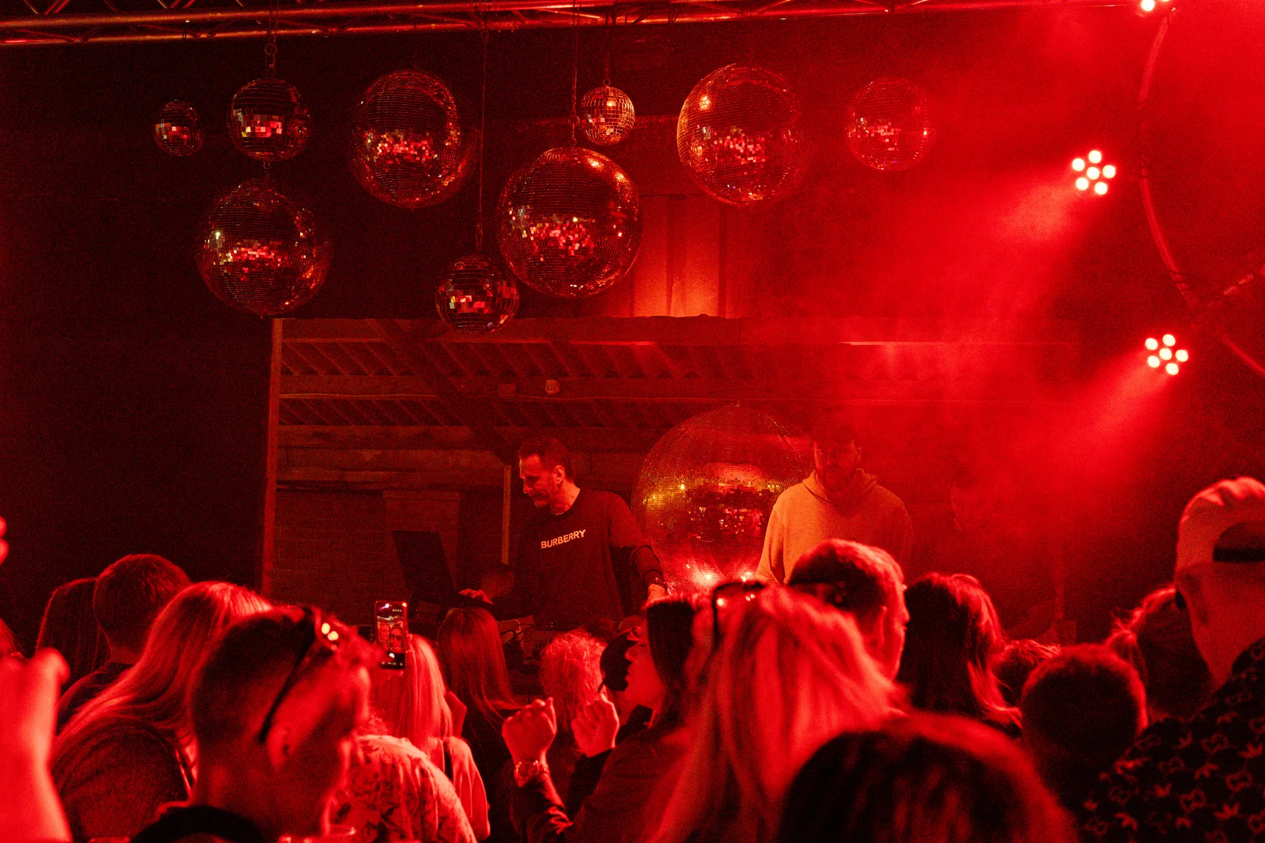 Publikum foran scenen